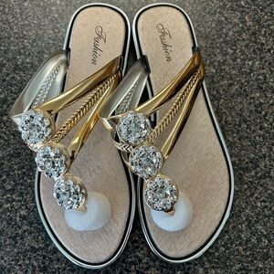 Chime Rhinestone Floral Pattern Hollow Out
Flip Flops Slippers